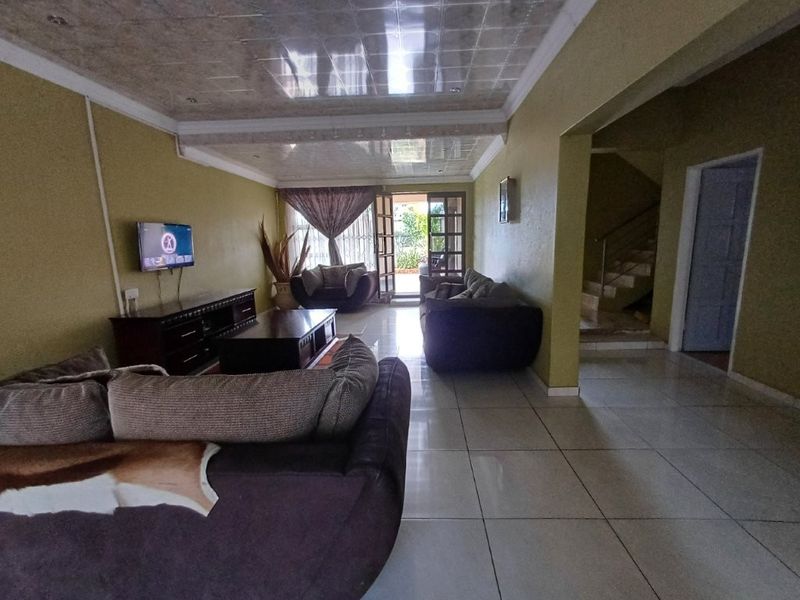 Beautiful Double Storage Family Home - Photo 7