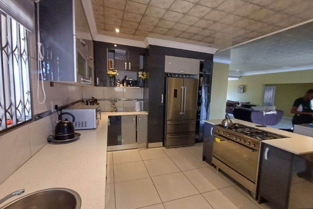 Beautiful Double Storage Family Home - Photo 2