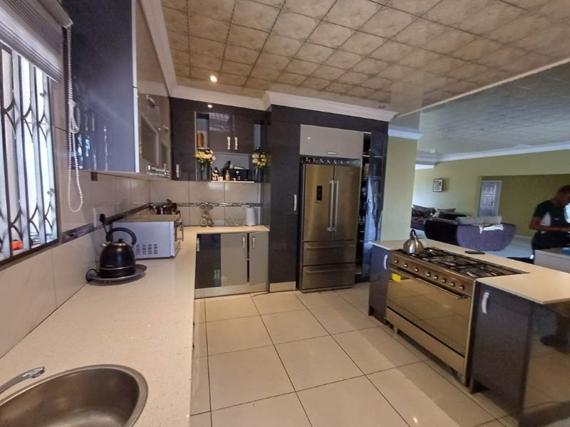 Beautiful Double Storage Family Home - Photo 2