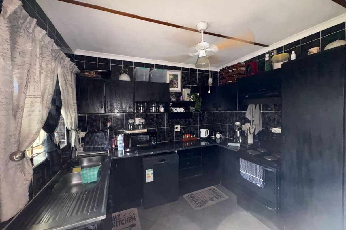 Charming 3-Bedroom Home & 1-bedroom Flat - Photo 3