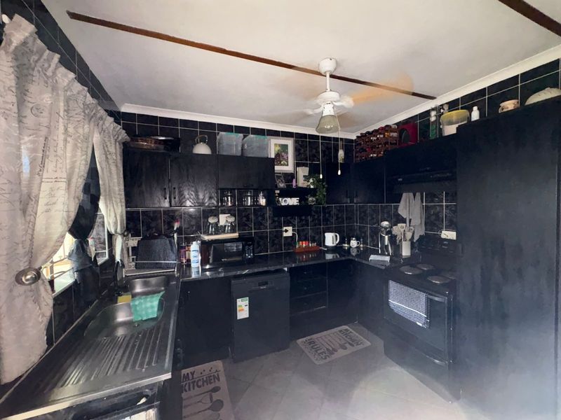 Charming 3-Bedroom Home & 1-bedroom Flat - Photo 3