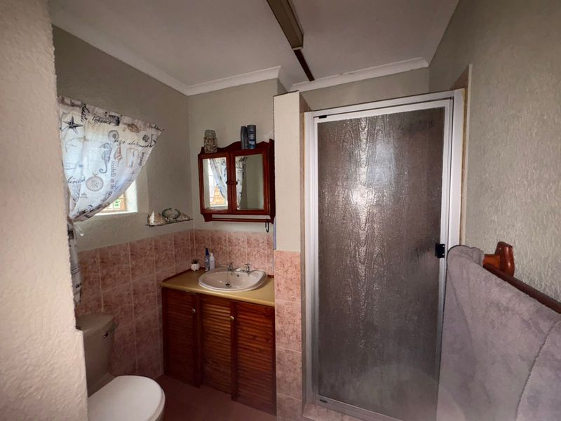 Charming 3-Bedroom Home & 1-bedroom Flat - Photo 9