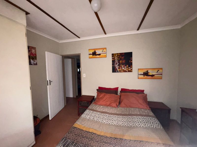 Charming 3-Bedroom Home & 1-bedroom Flat - Photo 8