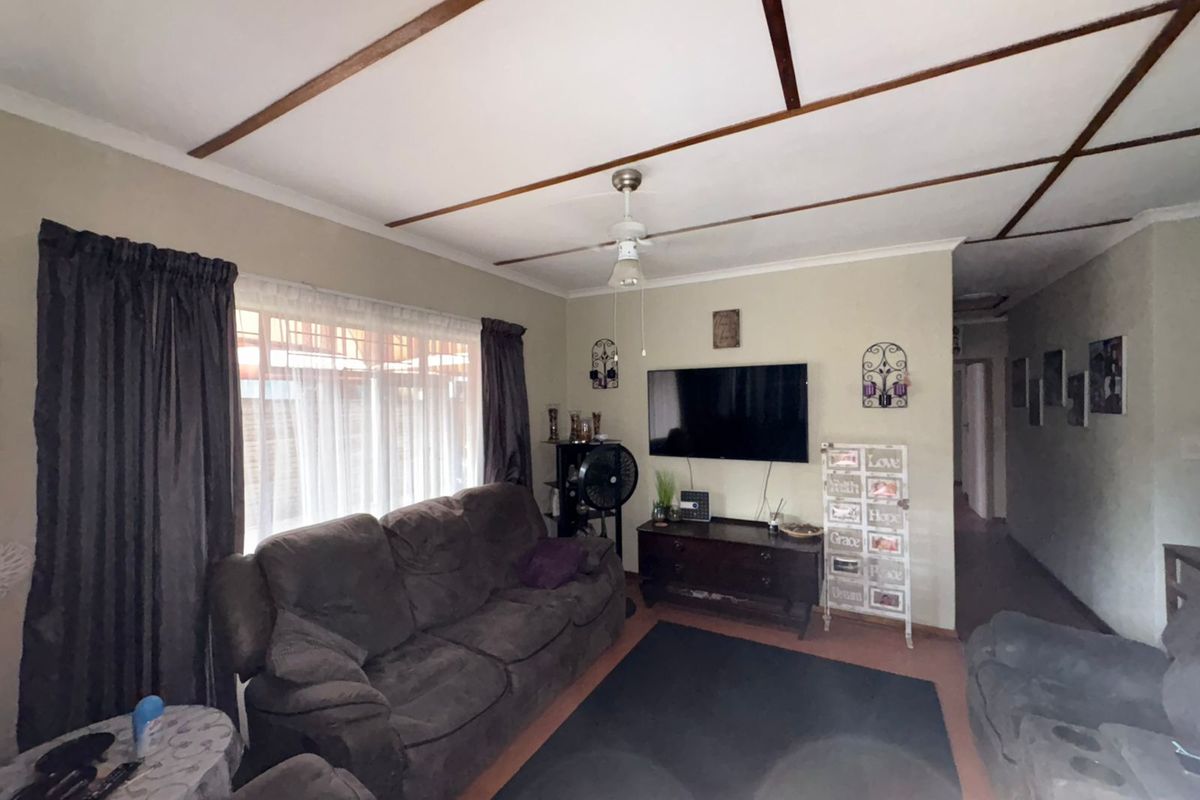 Charming 3-Bedroom Home & 1-bedroom Flat - Photo 4