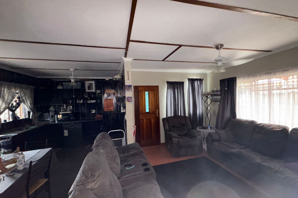 Charming 3-Bedroom Home & 1-bedroom Flat - Photo 2