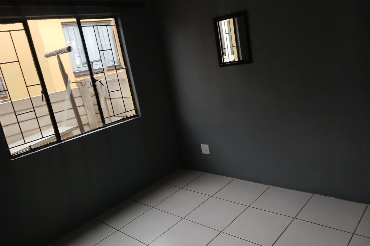 Fantastic 2 bedroom  unit for starters. - Photo 5