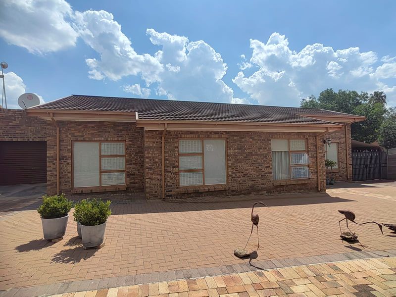 Move-in ready Townhouse for Sale in Parys - Photo 2