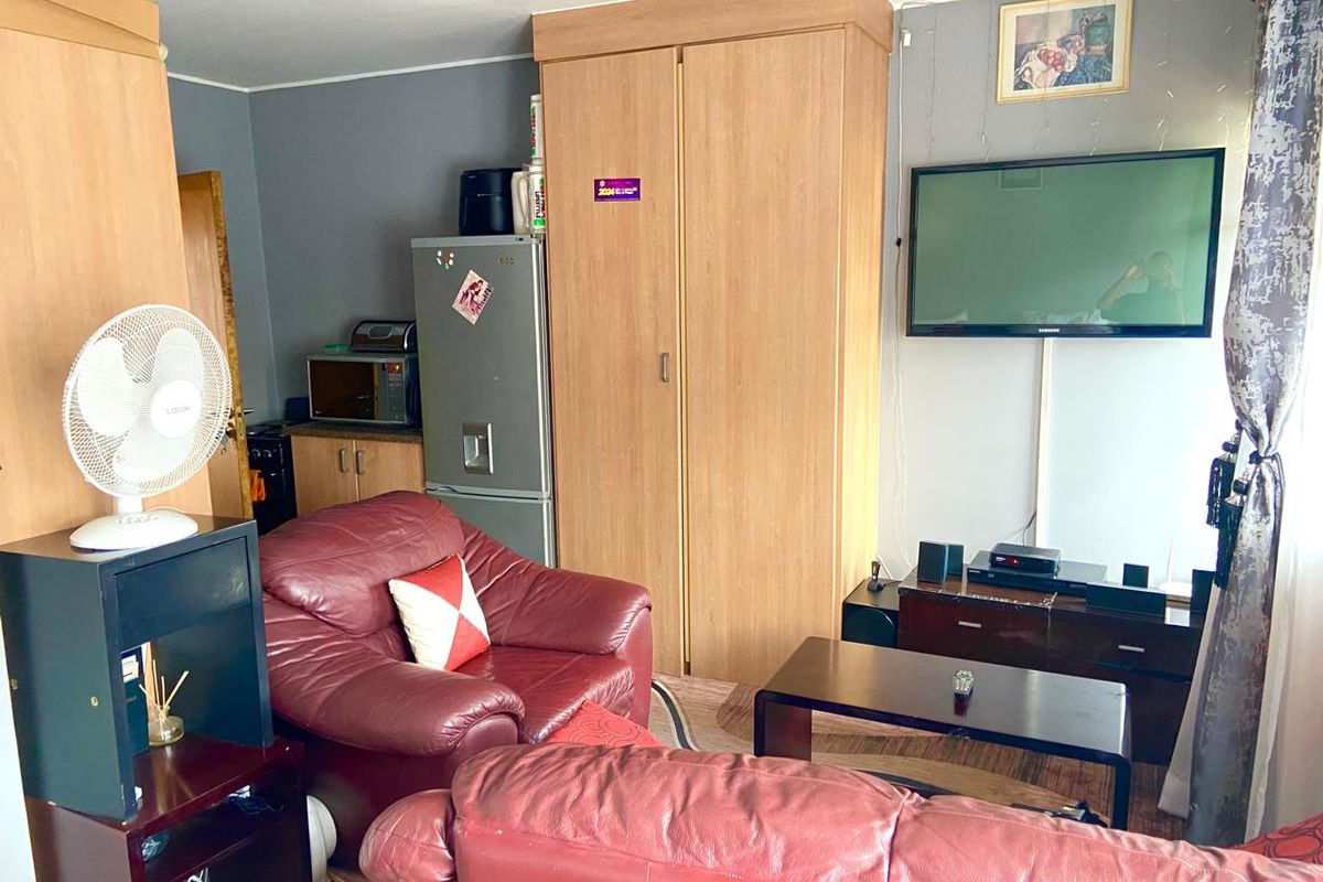 Bachelor studio in Melville Mews - Photo 5