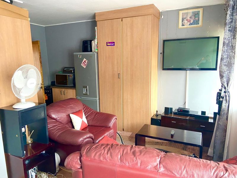 Bachelor studio in Melville Mews - Photo 5