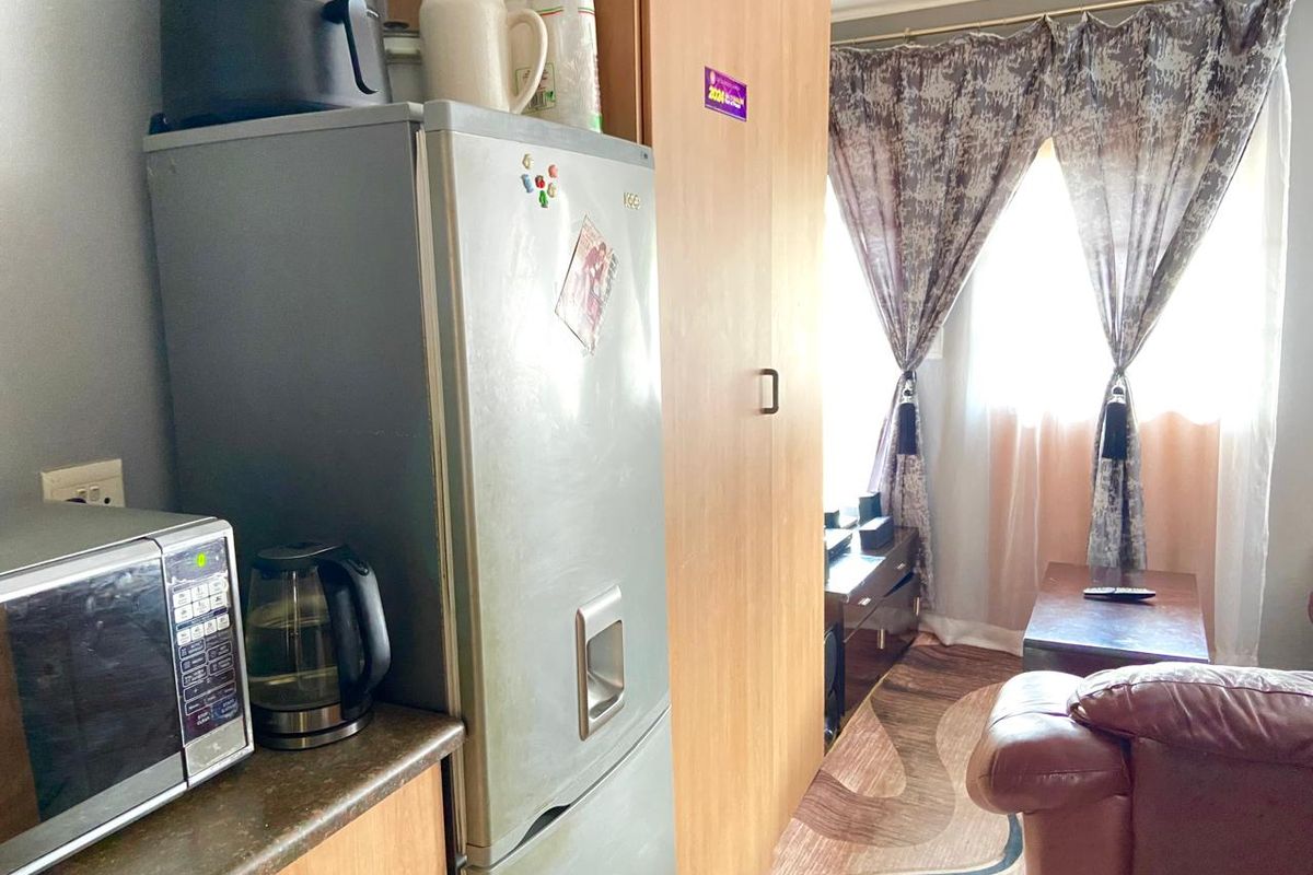 Bachelor studio in Melville Mews - Photo 3