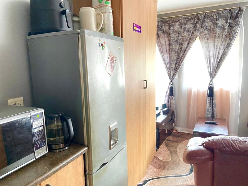 Bachelor studio in Melville Mews - Photo 3