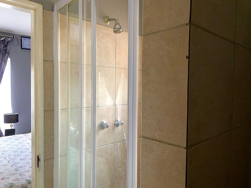 Bachelor studio in Melville Mews - Photo 10