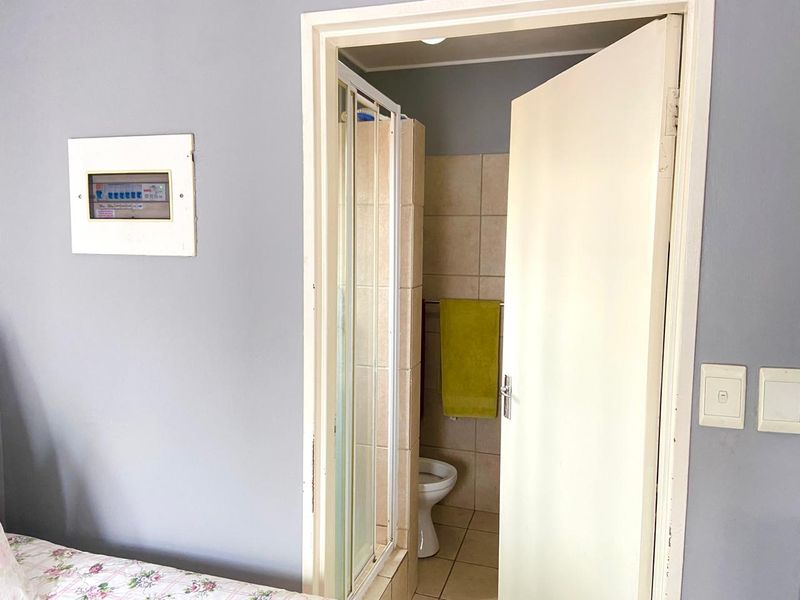 Bachelor studio in Melville Mews - Photo 9