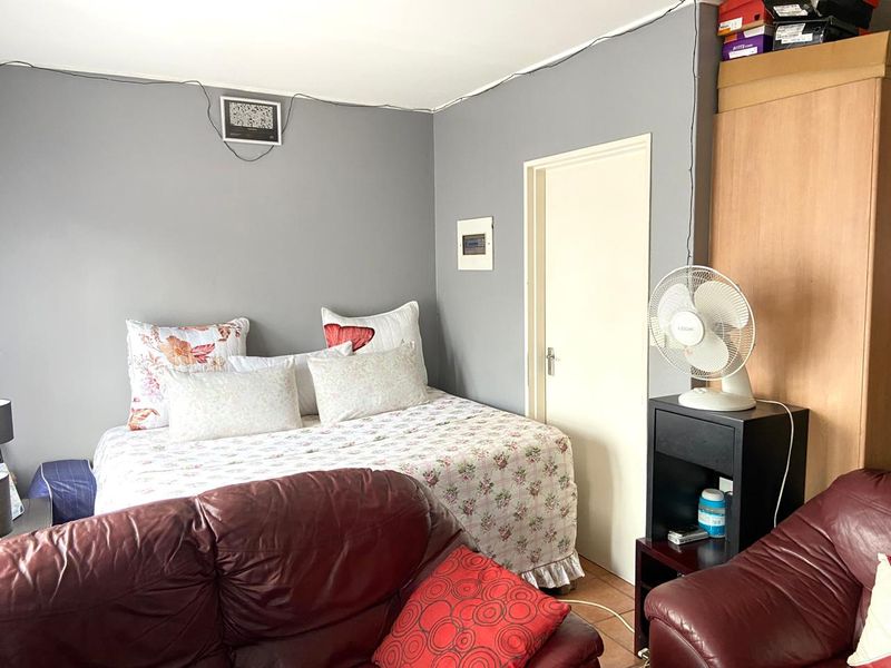 Bachelor studio in Melville Mews - Photo 8