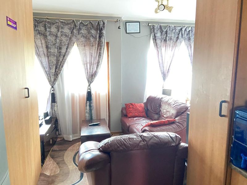 Bachelor studio in Melville Mews - Photo 6