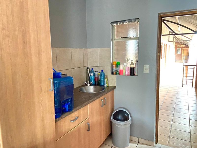 Bachelor studio in Melville Mews - Photo 7