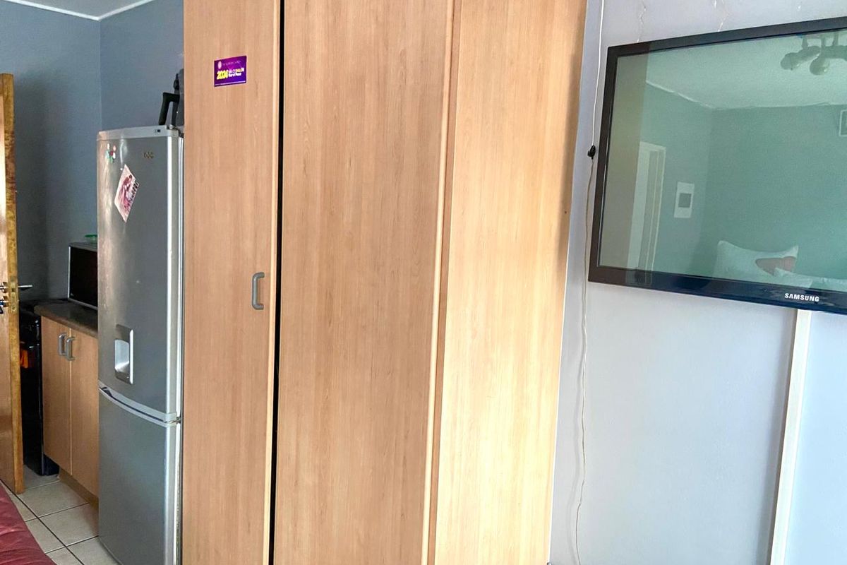 Bachelor studio in Melville Mews - Photo 4