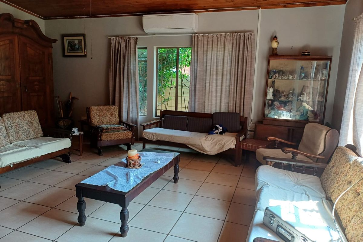 Charming 3-bedroom house for sale in Louis Trichardt, perfect for families and investors alike! - Photo 3