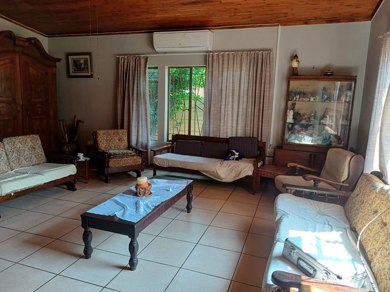 Charming 3-bedroom house for sale in Louis Trichardt, perfect for families and investors alike! - Photo 3