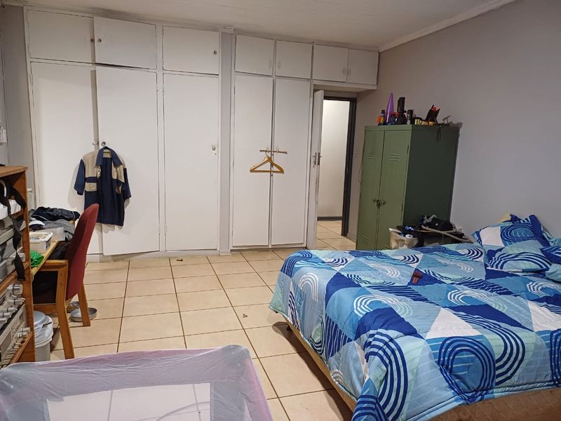 Charming 3-bedroom house for sale in Louis Trichardt, perfect for families and investors alike! - Photo 5