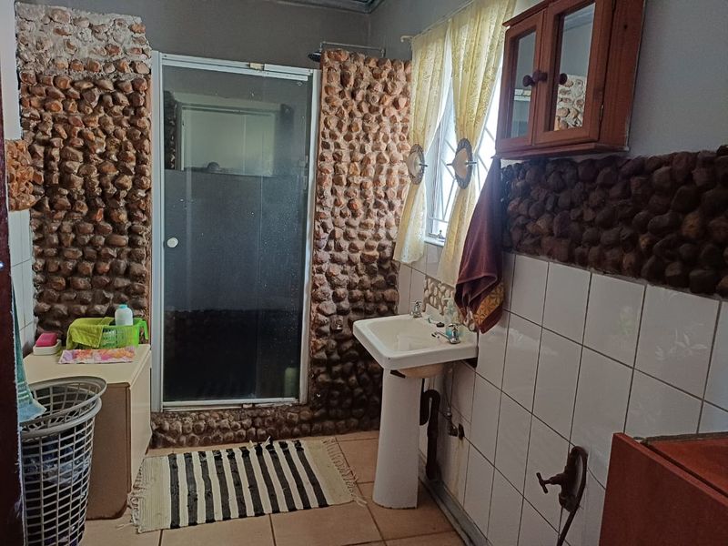 Charming 3-bedroom house for sale in Louis Trichardt, perfect for families and investors alike! - Photo 8