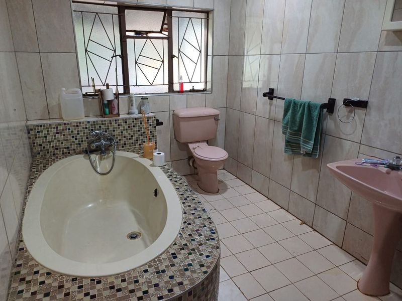 Charming 3-bedroom house for sale in Louis Trichardt, perfect for families and investors alike! - Photo 7