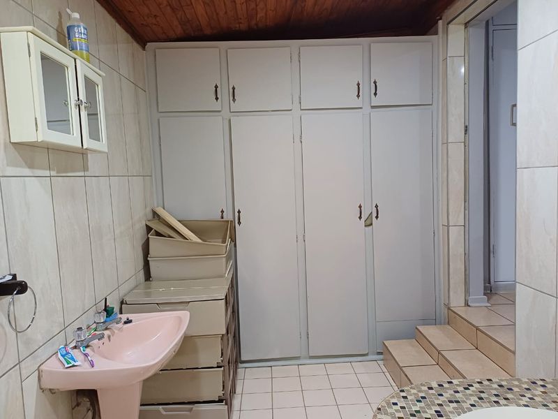 Charming 3-bedroom house for sale in Louis Trichardt, perfect for families and investors alike! - Photo 6