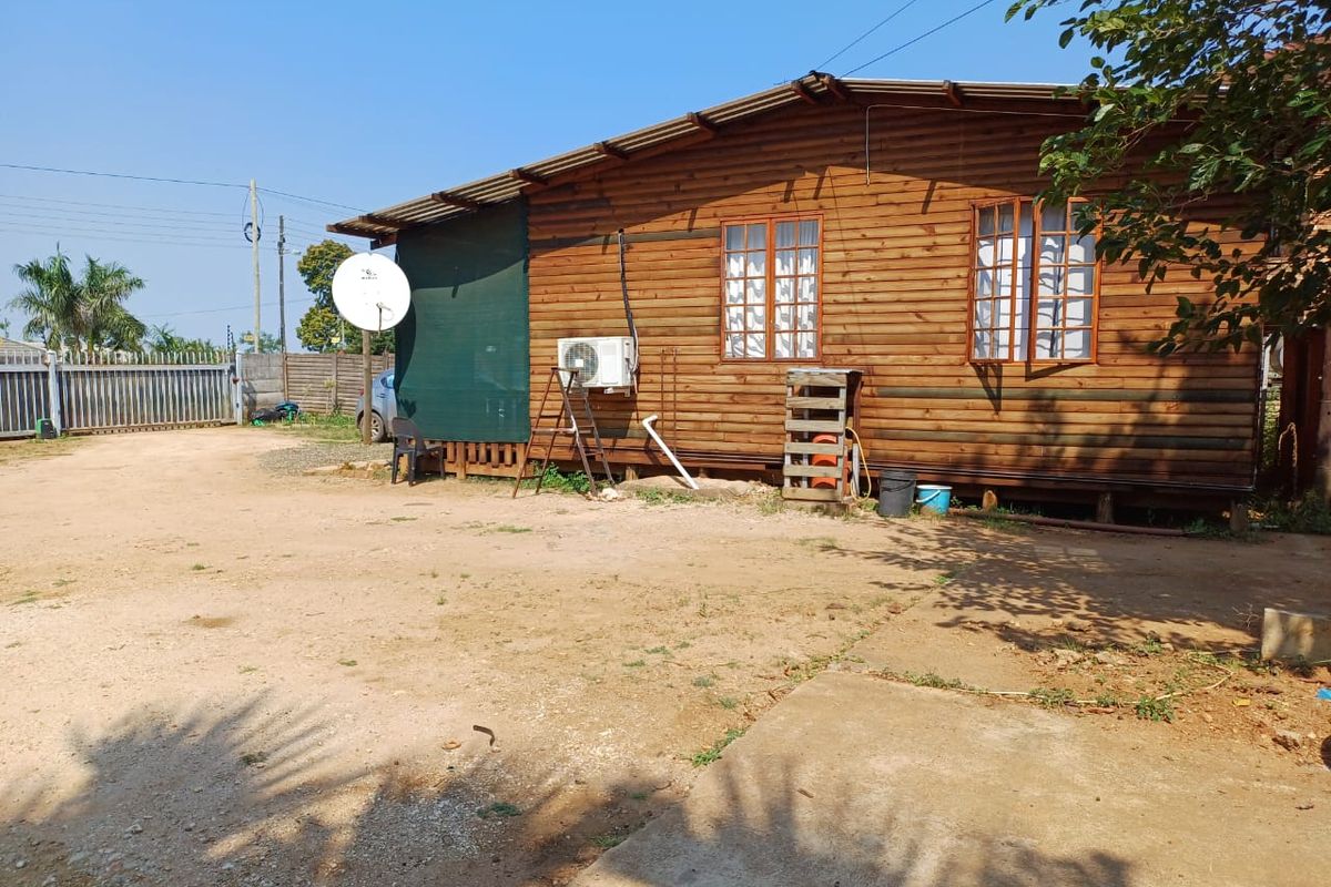 Charming 3-bedroom house for sale in Louis Trichardt, perfect for families and investors alike! - Photo 2