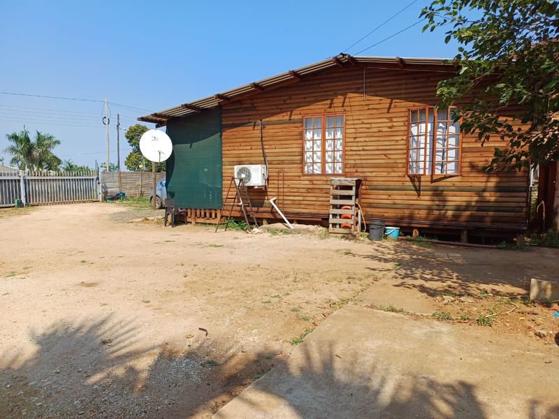 Charming 3-bedroom house for sale in Louis Trichardt, perfect for families and investors alike! - Photo 2