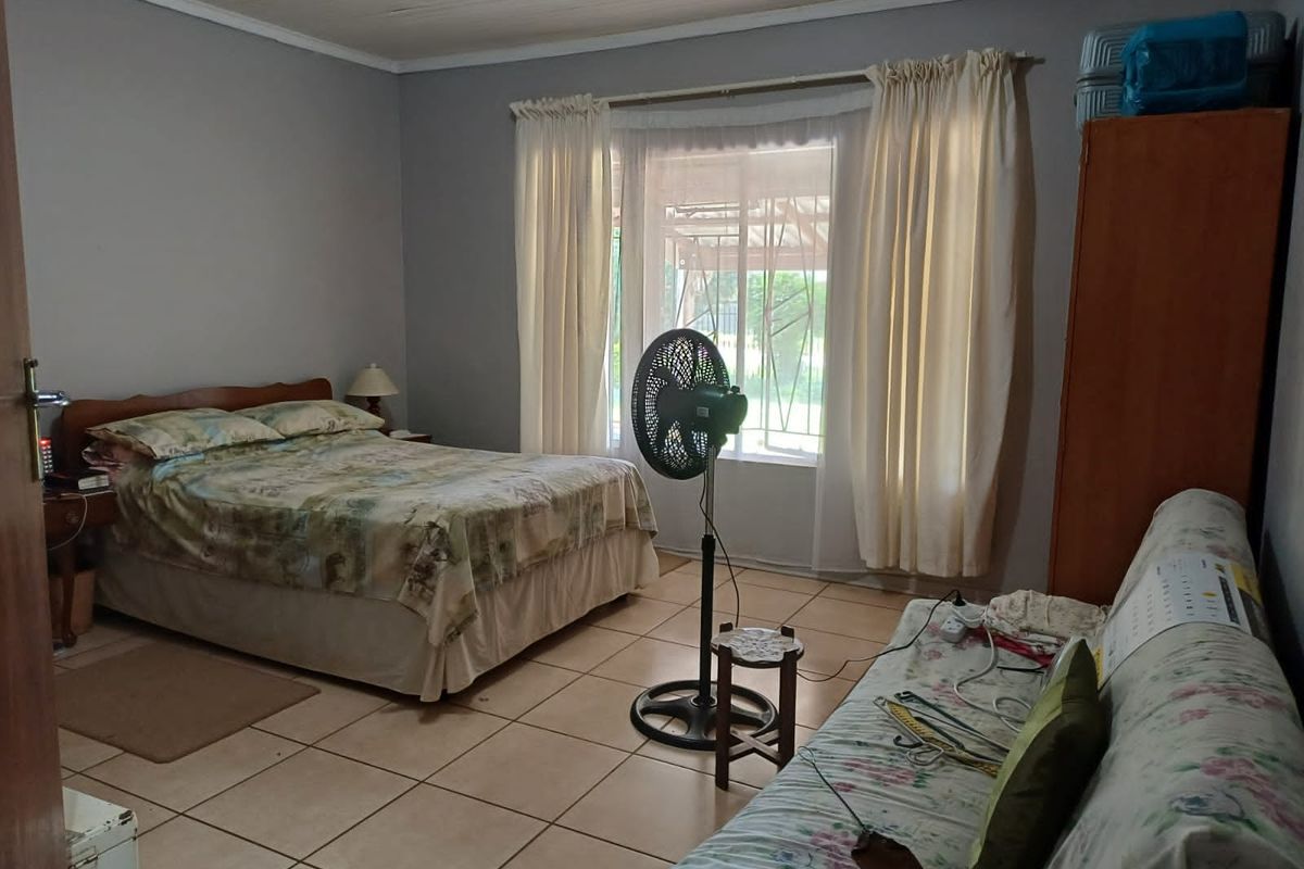 Charming 3-bedroom house for sale in Louis Trichardt, perfect for families and investors alike! - Photo 4