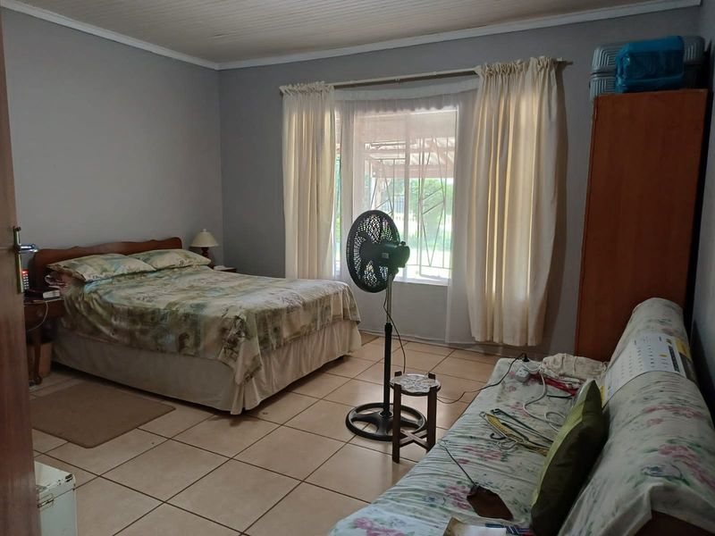 Charming 3-bedroom house for sale in Louis Trichardt, perfect for families and investors alike! - Photo 4