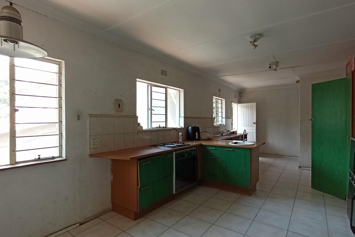 Spacious Family Home with a Cottage - Photo 4