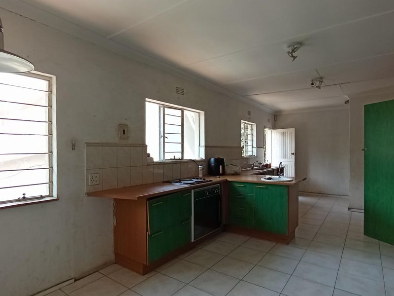 Spacious Family Home with a Cottage - Photo 4