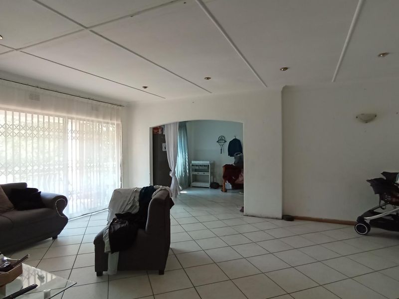 Spacious Family Home with a Cottage - Photo 8