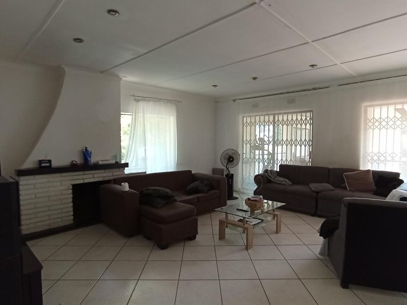 Spacious Family Home with a Cottage - Photo 7