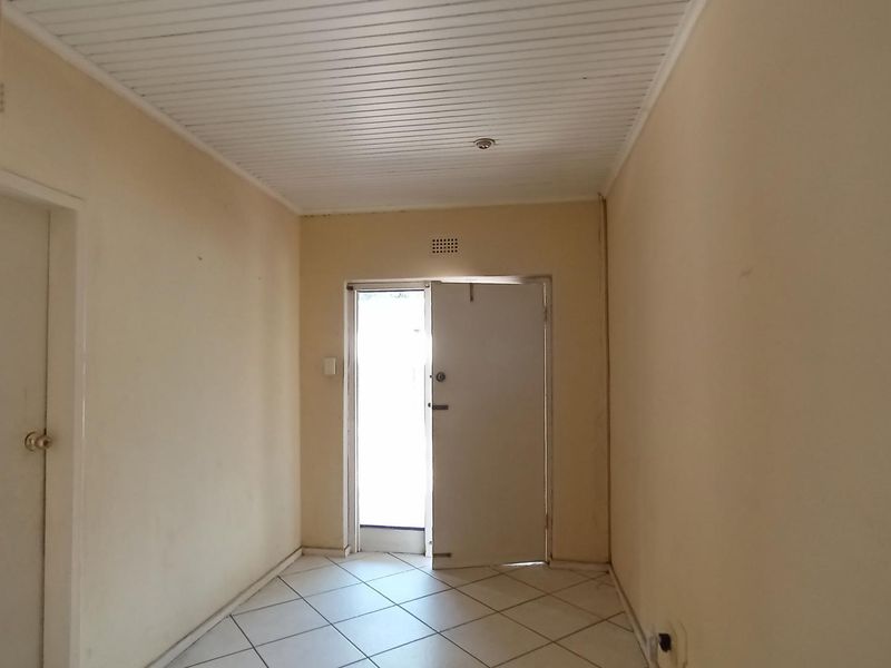 Spacious Family Home with a Cottage - Photo 6