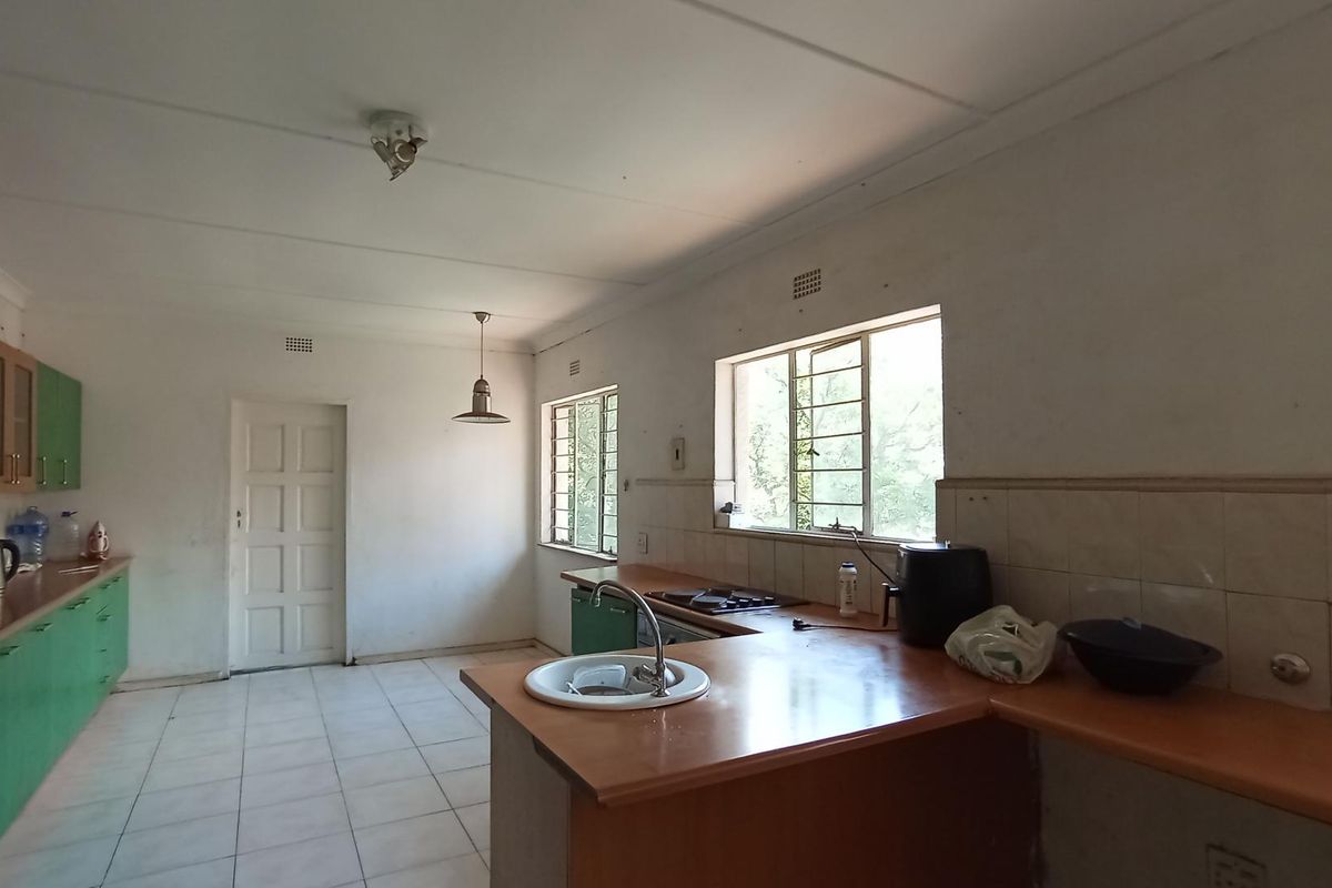 Spacious Family Home with a Cottage - Photo 2