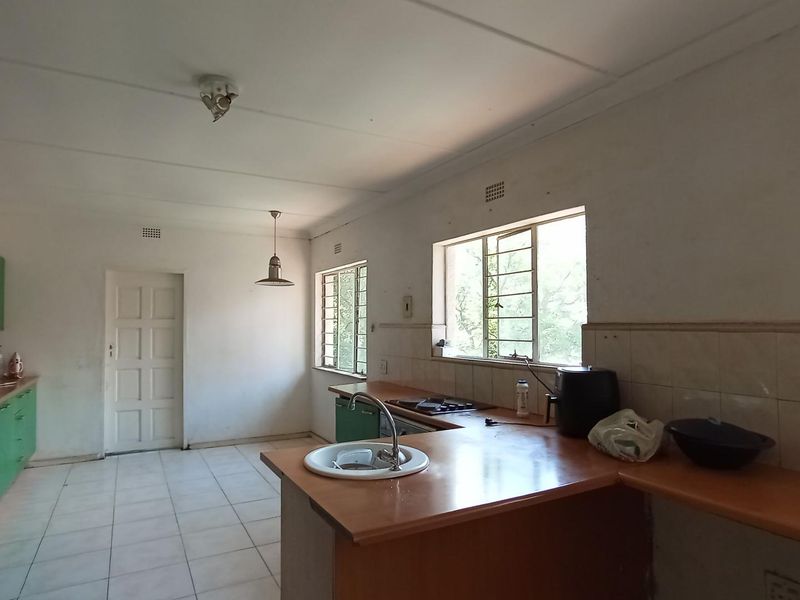 Spacious Family Home with a Cottage - Photo 2