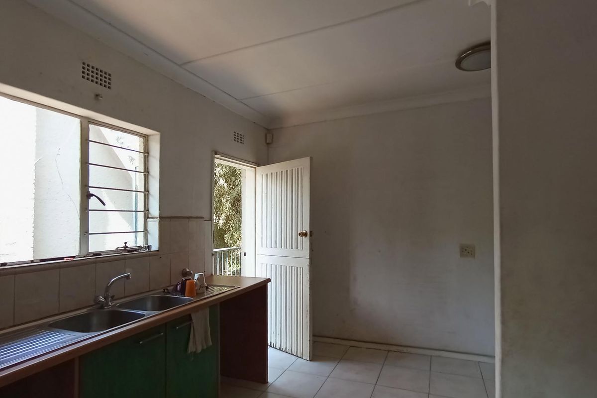 Spacious Family Home with a Cottage - Photo 3