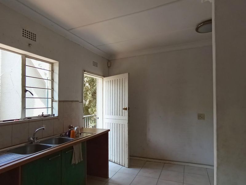 Spacious Family Home with a Cottage - Photo 3