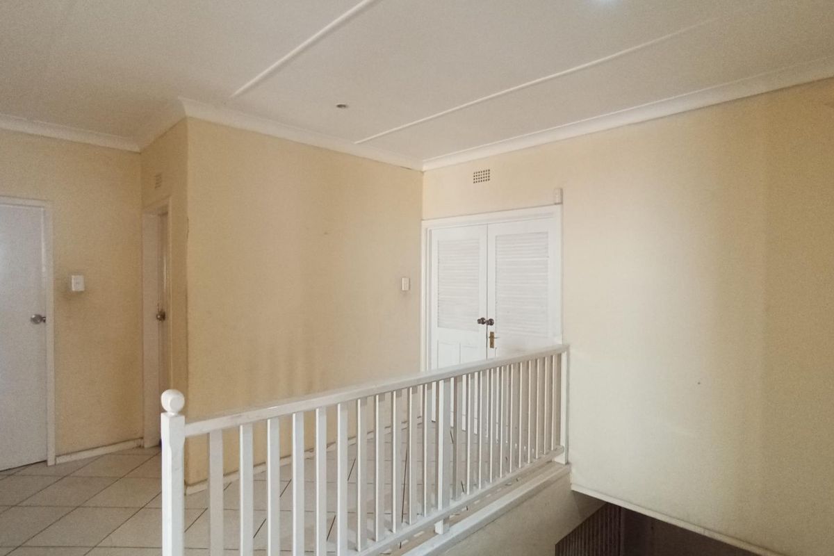 Spacious Family Home with a Cottage - Photo 5