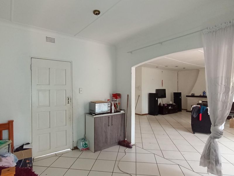 Spacious Family Home with a Cottage - Photo 10