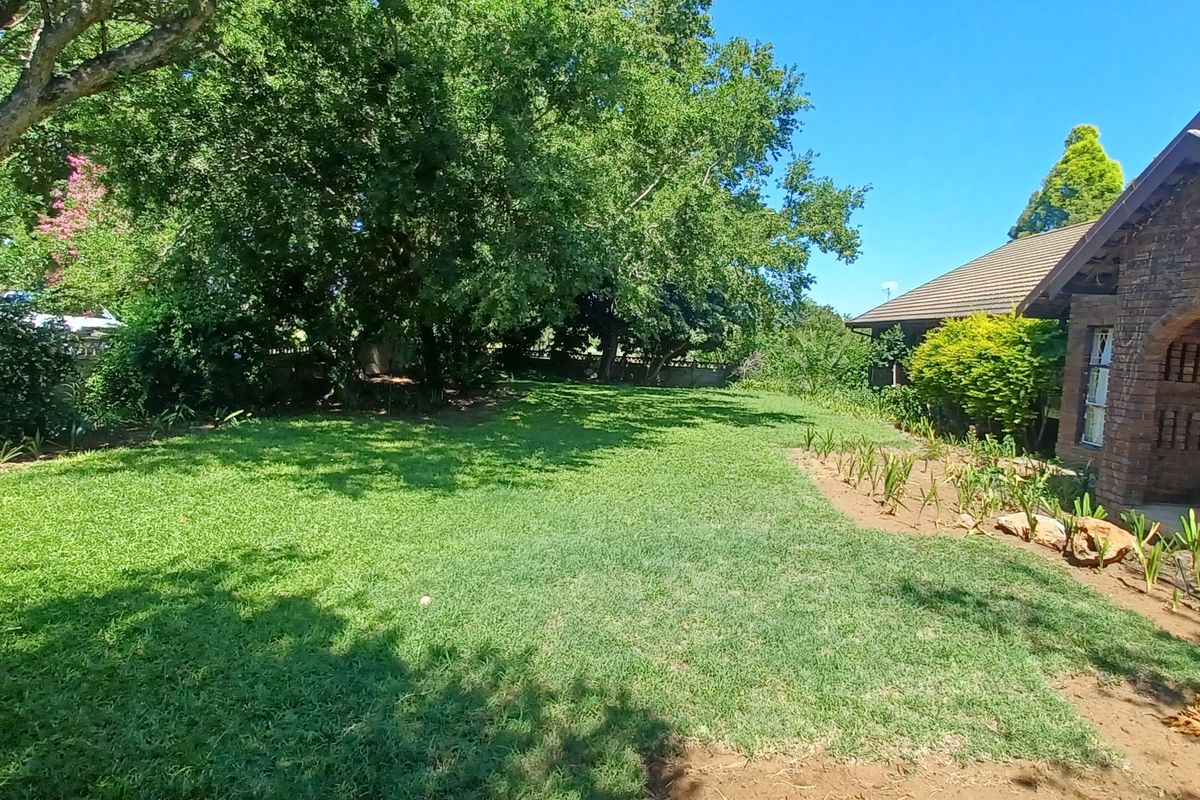 Stunning and Stylish  entertainer with pool,Huge, contemporary  4-bedroom home - Photo 2