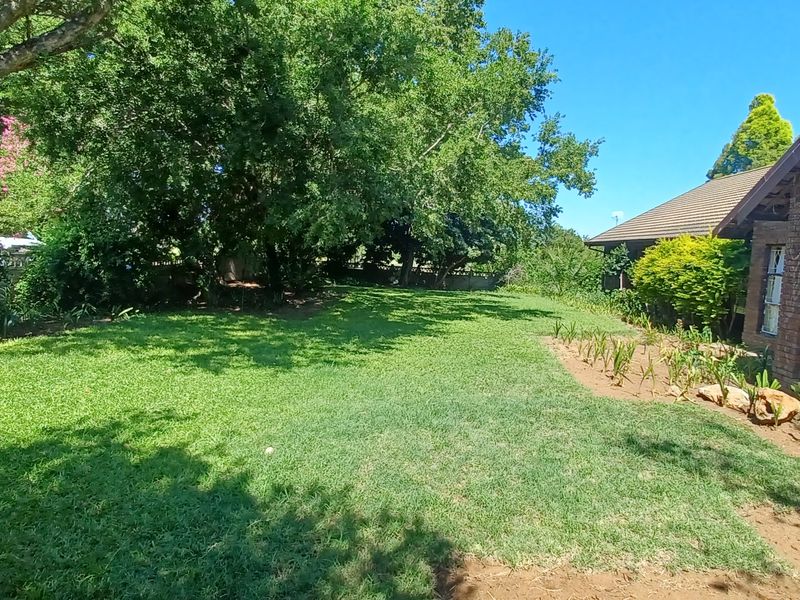 Stunning and Stylish  entertainer with pool,Huge, contemporary  4-bedroom home - Photo 2