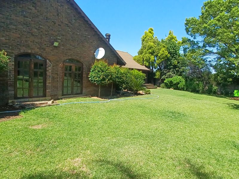 Stunning and Stylish  entertainer with pool,Huge, contemporary  4-bedroom home - Photo 1