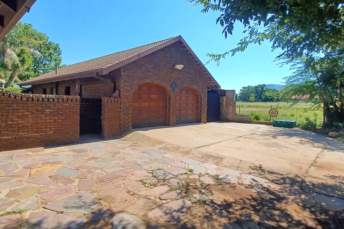 Stunning and Stylish  entertainer with pool,Huge, contemporary  4-bedroom home - Photo 4