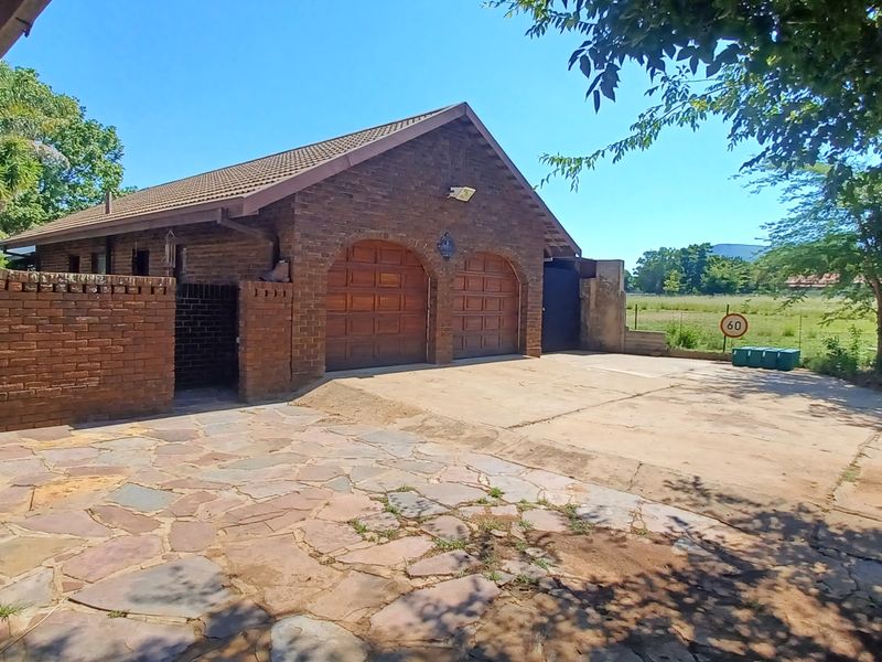 Stunning and Stylish  entertainer with pool,Huge, contemporary  4-bedroom home - Photo 4