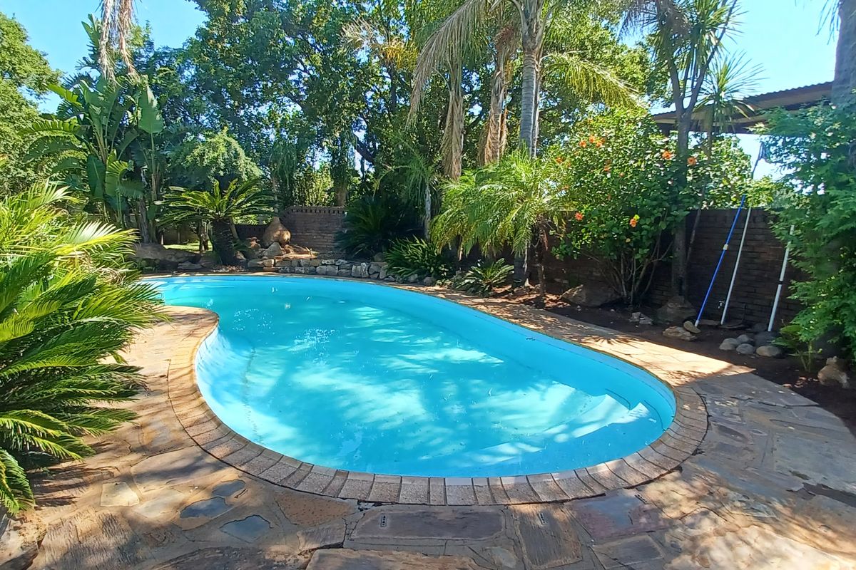 Stunning and Stylish  entertainer with pool,Huge, contemporary  4-bedroom home - Photo 3