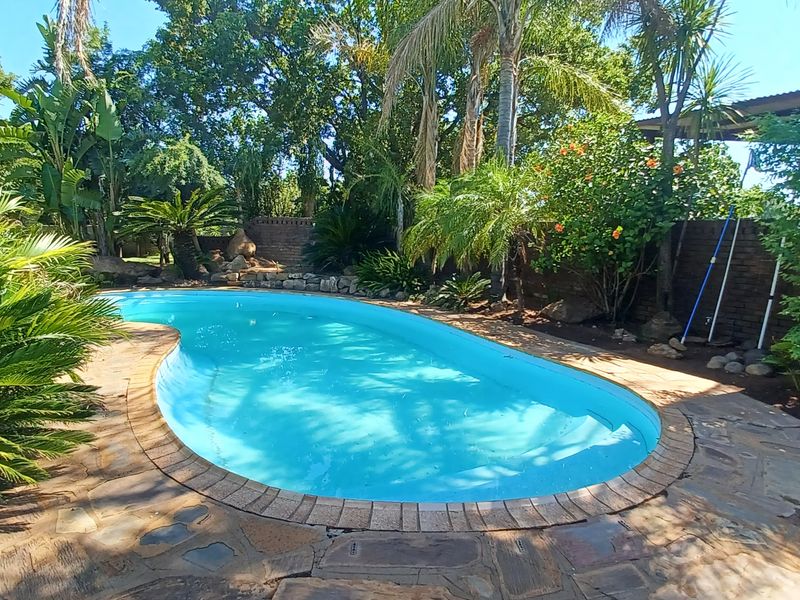 Stunning and Stylish  entertainer with pool,Huge, contemporary  4-bedroom home - Photo 3