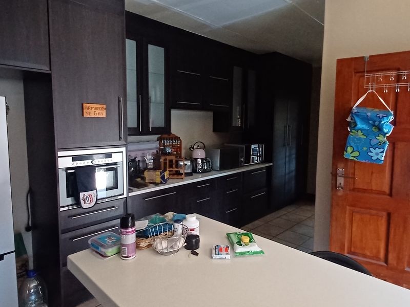 Stunning and Stylish  entertainer with pool,Huge, contemporary  4-bedroom home - Photo 10